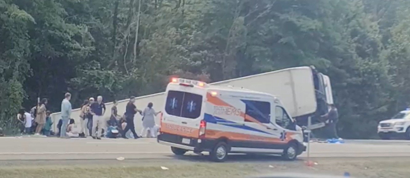 Un autocar plin cu turiști s-a răsturnat pe o autostradă din New York. Cinci morți și zeci de răniți