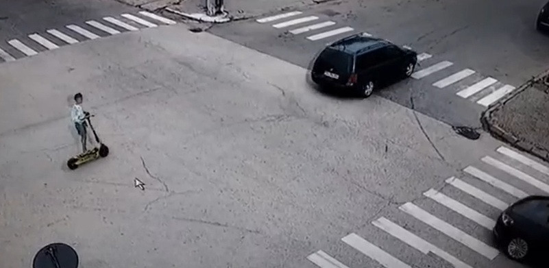 Un copil care mergea pe o trotinetă electrică, lovit de o mașină în Dolj. A fost izbit și este în stare gravă la spital