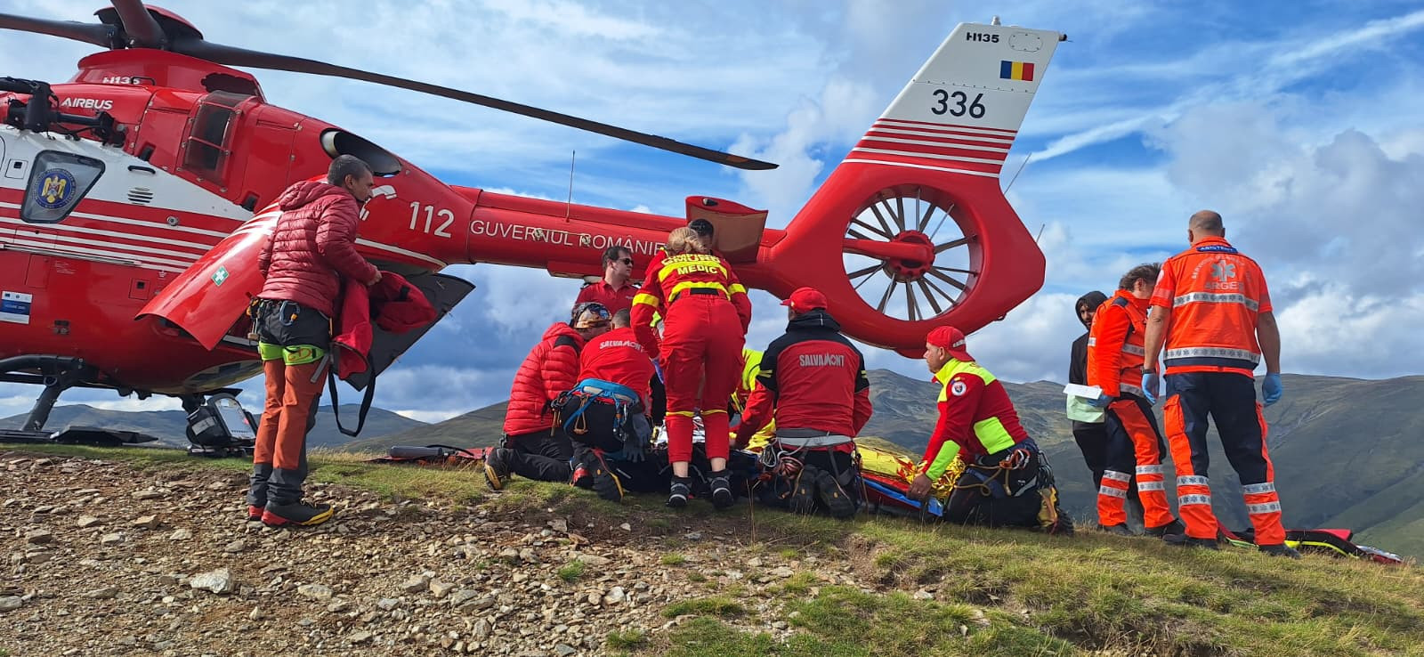 Tragedie în Argeș. Patru persoane au murit după ce o mașină a căzut în prăpastie. Un supraviețuitor, preluat cu elicopterul