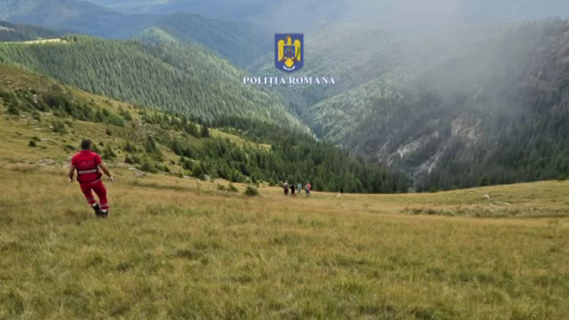 Ce voiau să facă cei cinci tineri care s-au răsturnat cu mașina în Munții Iezer. Apelul 112, după câteva ore de la accident