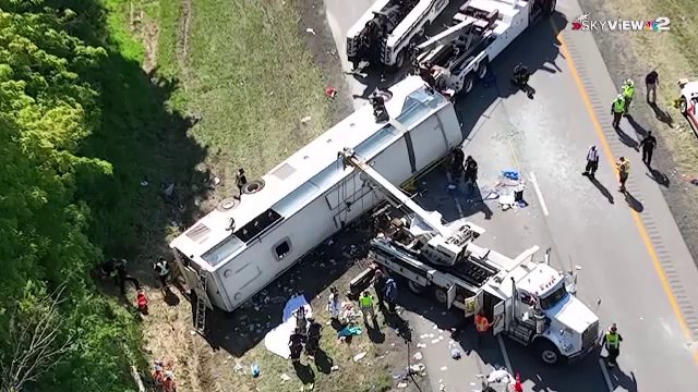 Un autobuz s-a răsturnat pe o autostradă din SUA. Cinci pasageri au murit și alți 24 au fost răniți