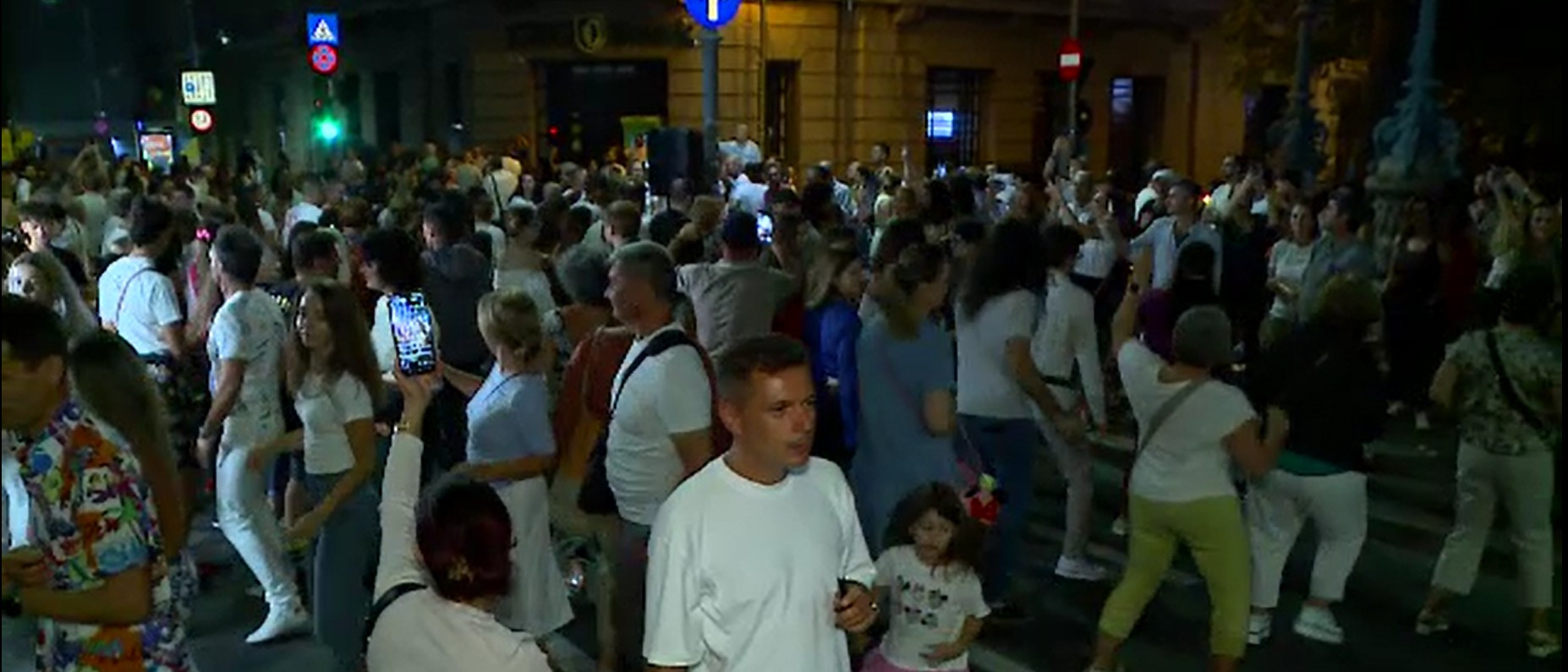 Calea Victoriei s-a transformat într-un ring de dans: „A mers super bine hora asta”. Curioșii, atrași de ritmuri celebre
