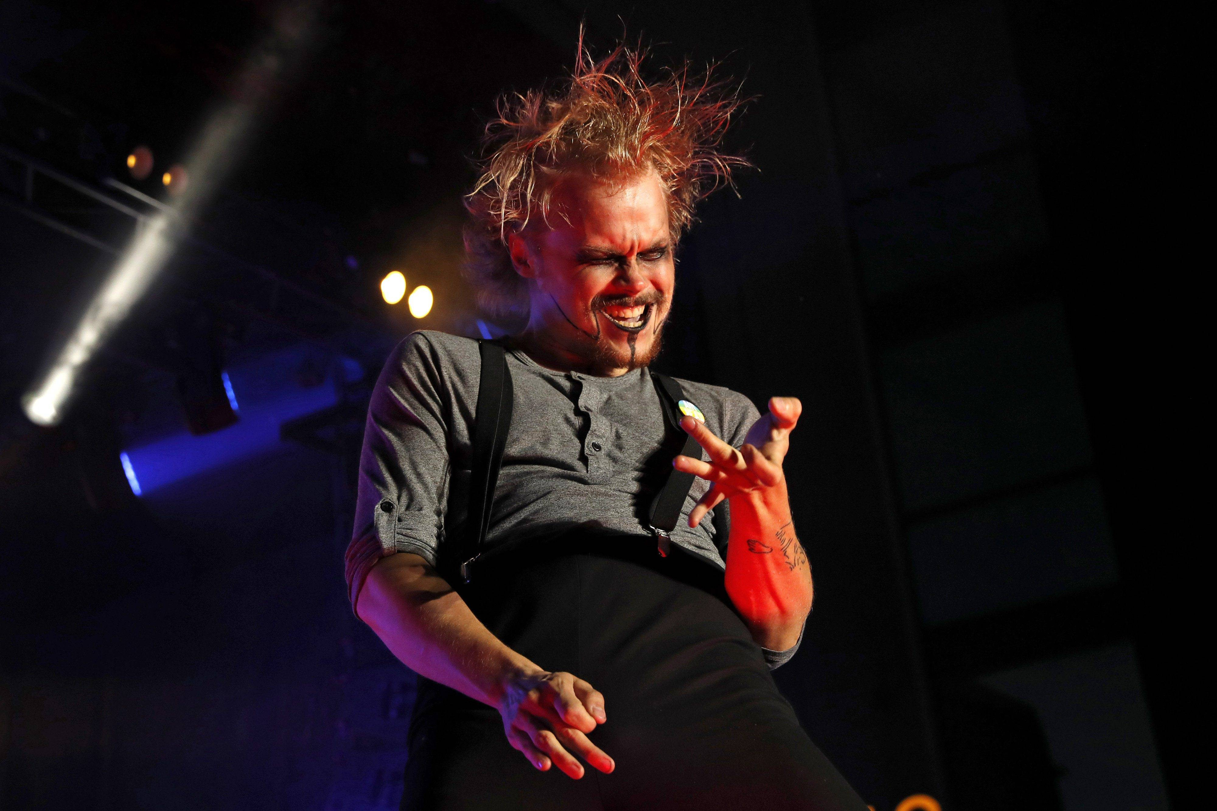 Titlul mondial la air guitar a revenit în Finlanda după 25 de ani. ''The Angus'' și chitara lui imaginară, show electrizant