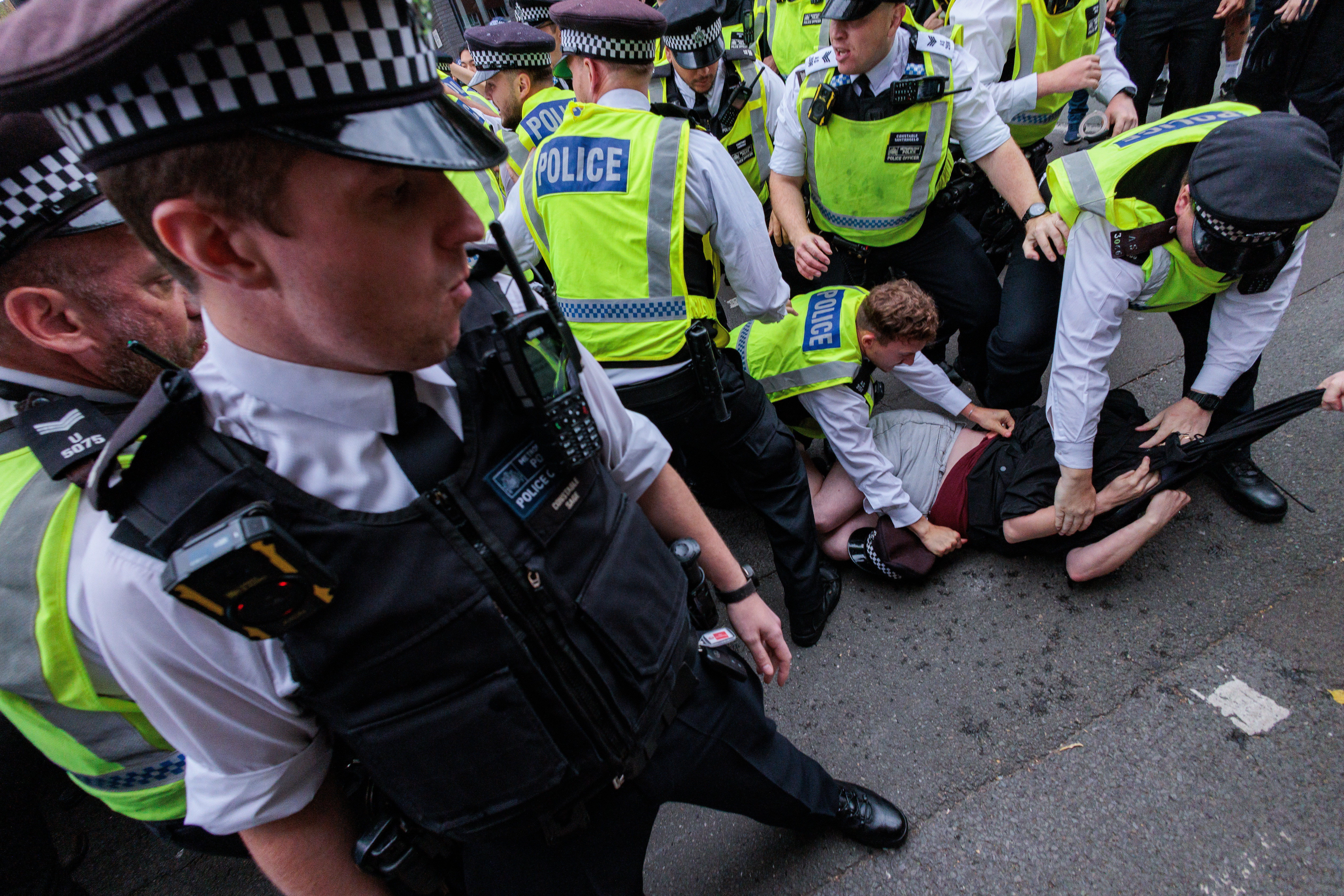 Marea Britanie fierbe. Manifestații împotriva azilanților și contra manifestații cu bătăi oprite de poliție. Ce se pregătește
