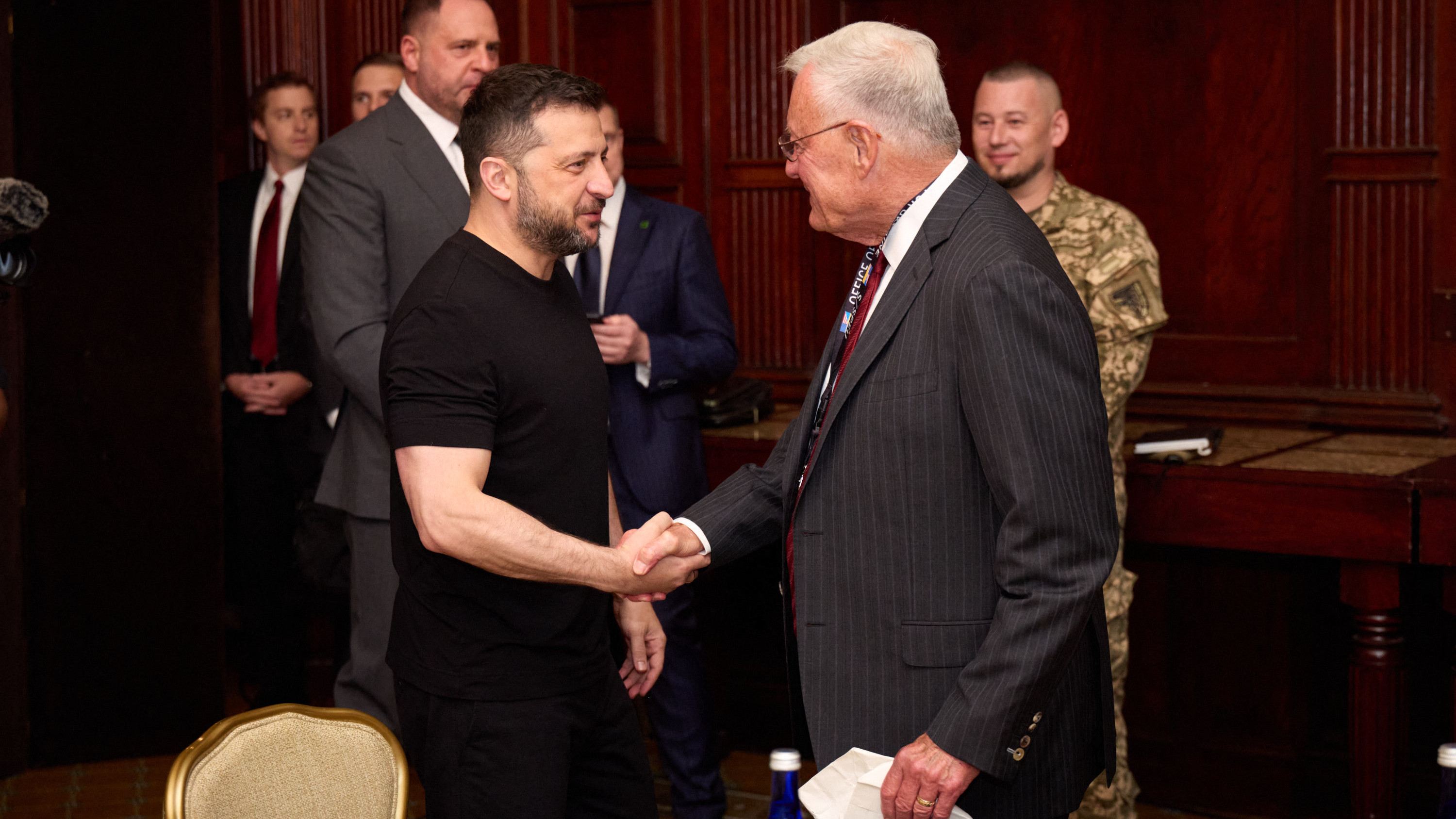 Donald Trump și-a trimis emisarul la Kiev de Ziua Independenţei Ucrainei. Cum a fost primit de Volodimir Zelenski