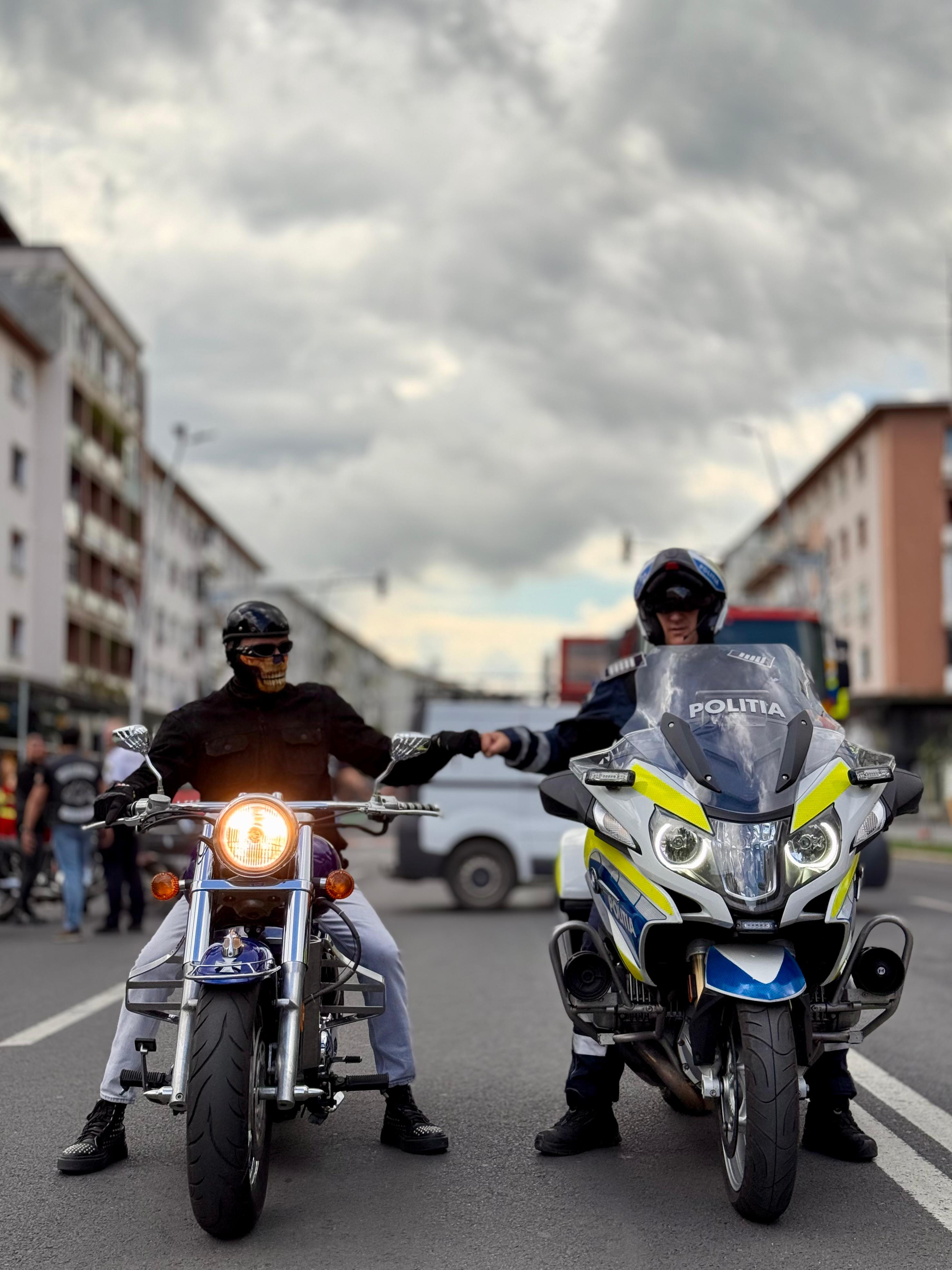 Motocicliști, șoferi și polițiști față în față la Bacău. Exercițiu comun pentru siguranța rutieră și respect în trafic