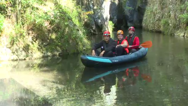 Peștera cu apă turcoaz care atrage numeroși turiști. „Nu se mai face asta nicăieri în România”