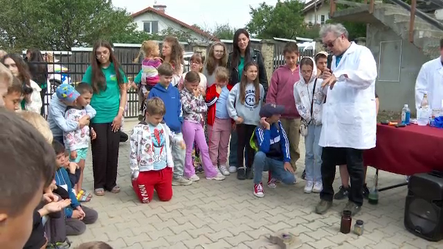 Experimente chimice pentru copii, la biserică. „Cel mai mult mi-a plăcut vulcanul”