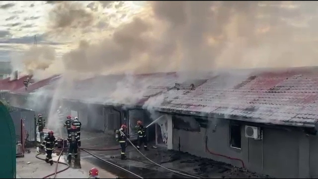 Incendiu uriaș lângă București. Arde o hală cu materiale plastice