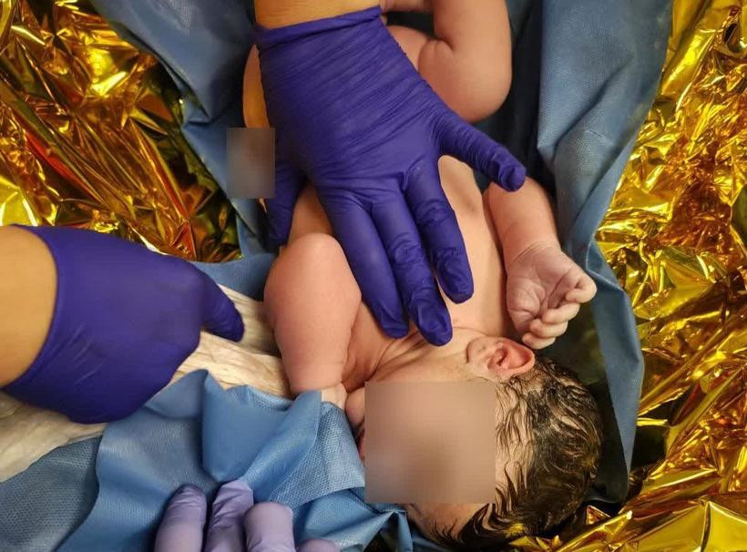 Un bebeluș s-a născut în ambulanță, în drum spre un spital din Capitală. Primele plânsete au adus emoție în autospecială