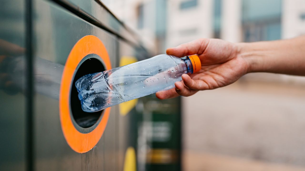 Australianul care a reciclat un milion de sticle pentru salvarea animalelor
