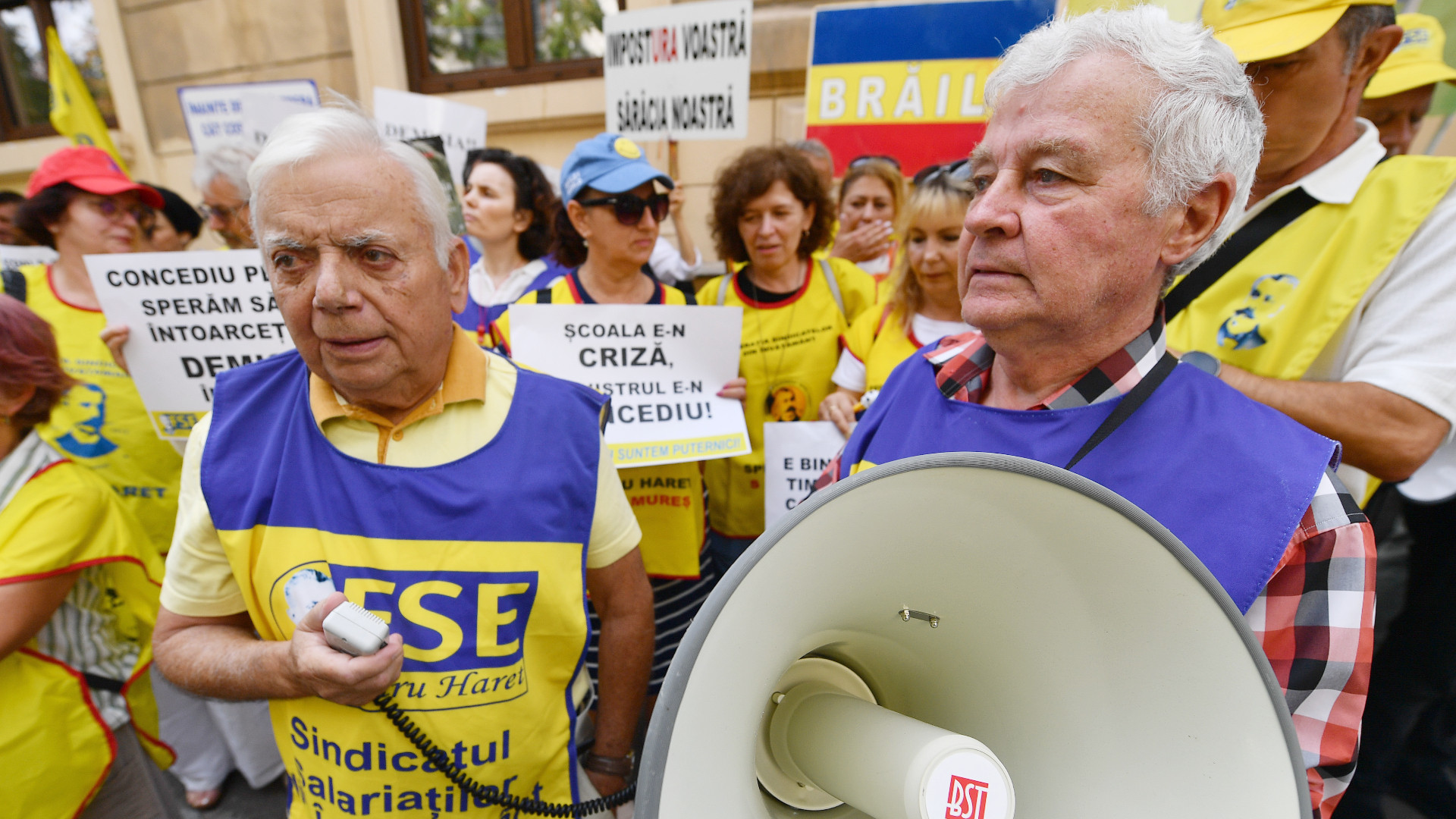 Noi proteste ale sindicaliștilor în fața Ministerului Educaţiei. Se strigă: „Demisia” / „Clasă aglomerată, şcoală sufocată”