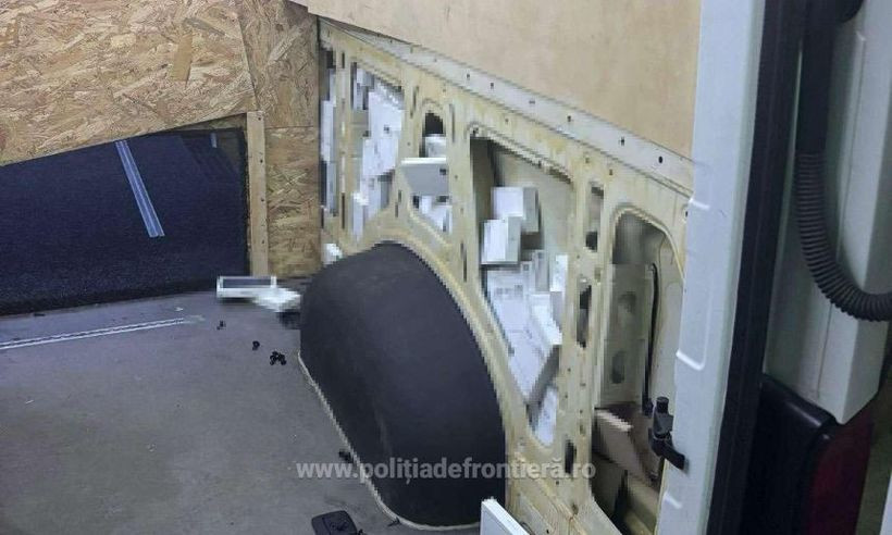 200 de telefoane mobile, găsite în pereții unui autobuz înmatriculat în Ucraina. Valorau de 14 ori mai mult decât vehiculul