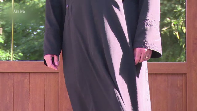 Unul dintre preoții filmați într-un club dansând la bară și fumând este starețul unei mănăstiri din Suceava