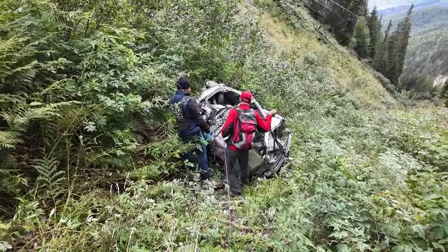 Supraviețuitorul accidentului din Munții Iezer a fost găsit în râpă după 10 ore de la tragedie. Ce le-a spus salvatorilor