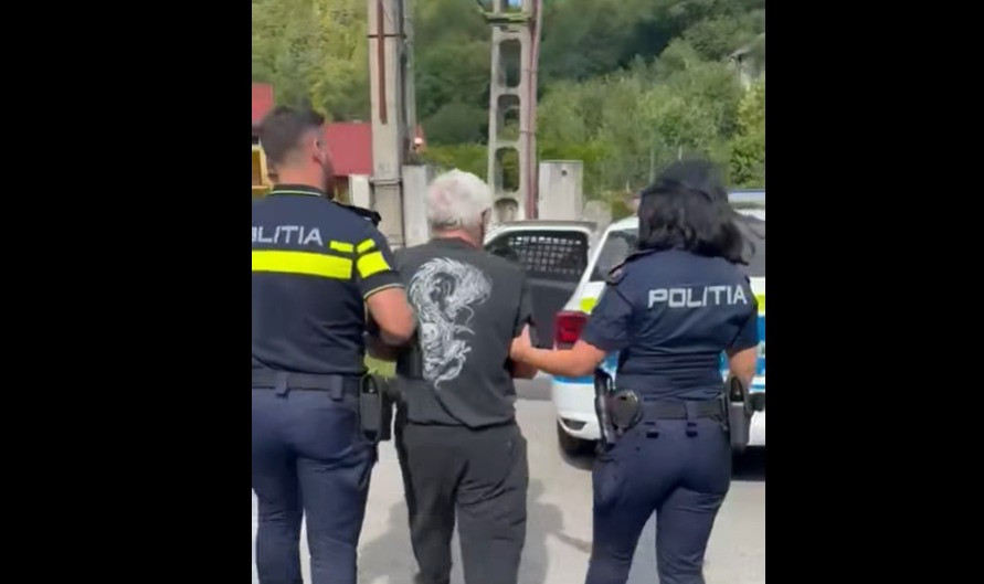 Un bărbat dintr-o comună timișeană care alerga cu cuțitul după soția sa, imobilizat de șefa de post | VIDEO