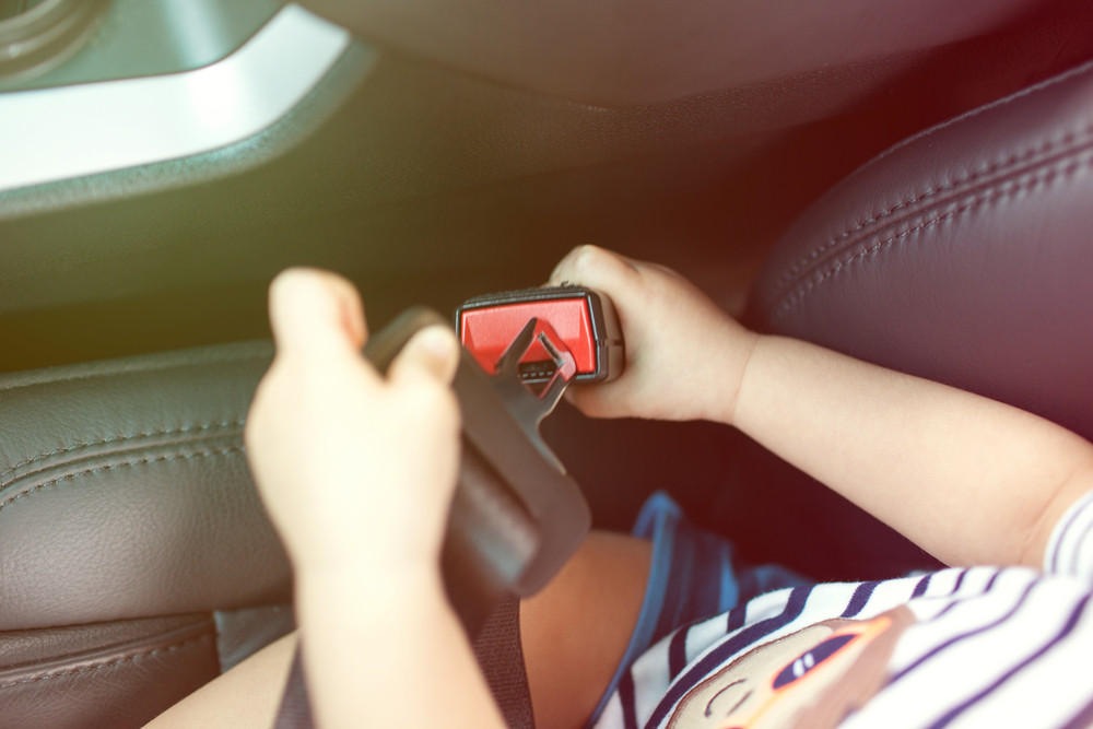 Un copil de nici doi ani a căzut dintr-o mașină în mers, după ce fratele lui mare i-a desfăcut centura și a deschis portiera