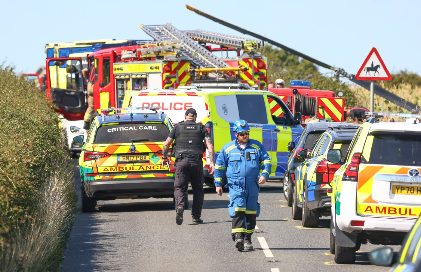 Trei pasageri au murit după ce un elicopter s-a prăbușit pe o insulă britanică, în timpul unei lecții de zbor