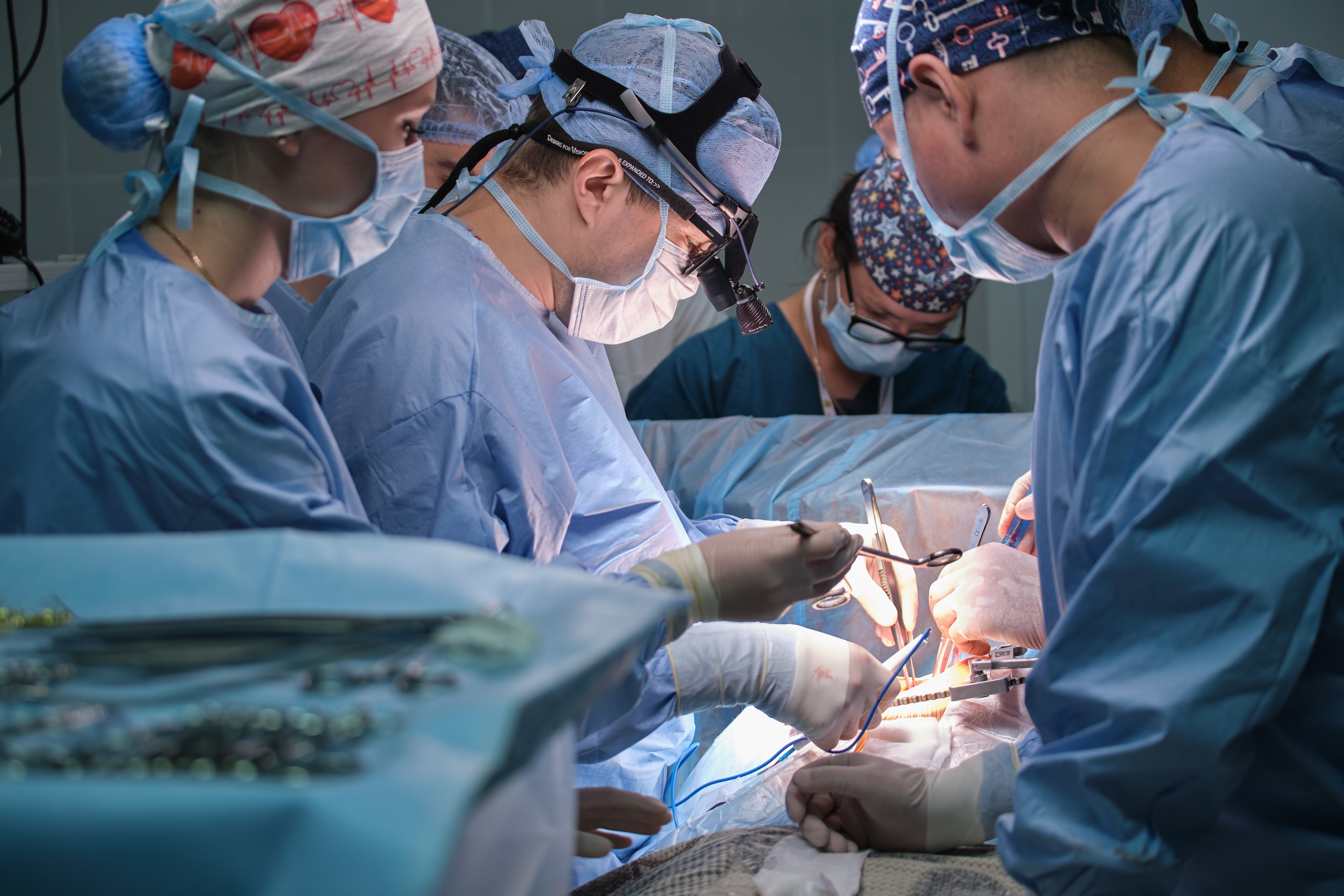 Operațiile la șold se transformă radical. Tehnologia evoluează, iar roboții ajută tot mai mult doctorii