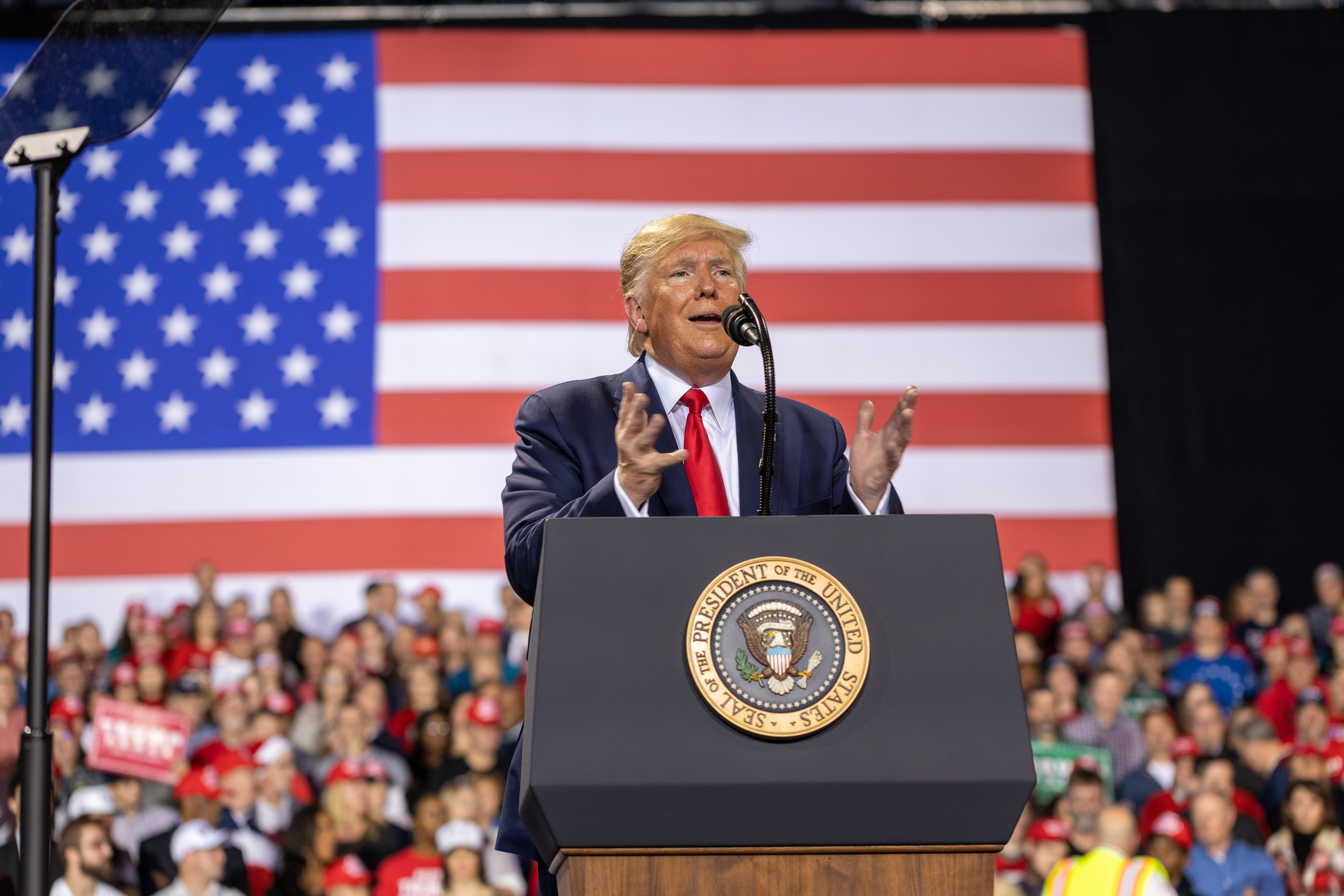 Trump a anunțat ce vor păți cei care ard sau profanează drapelul SUA. Distrugerea acestuia era permisă prin Constituție