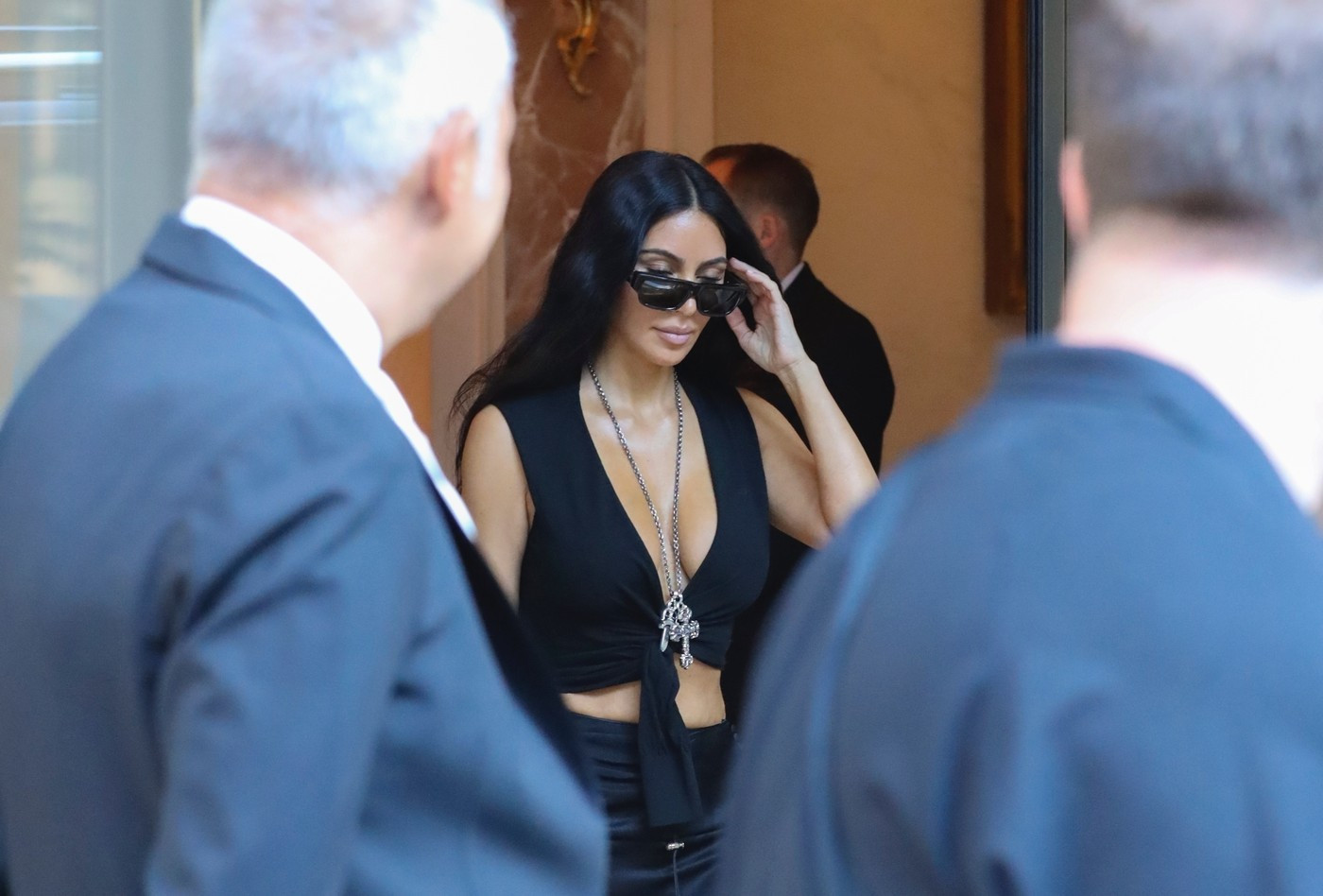 Kim Kardashian și fiica ei North West au atras toate privirile la Roma. Ținuta excentrică a adolescentei de 12 ani. FOTO