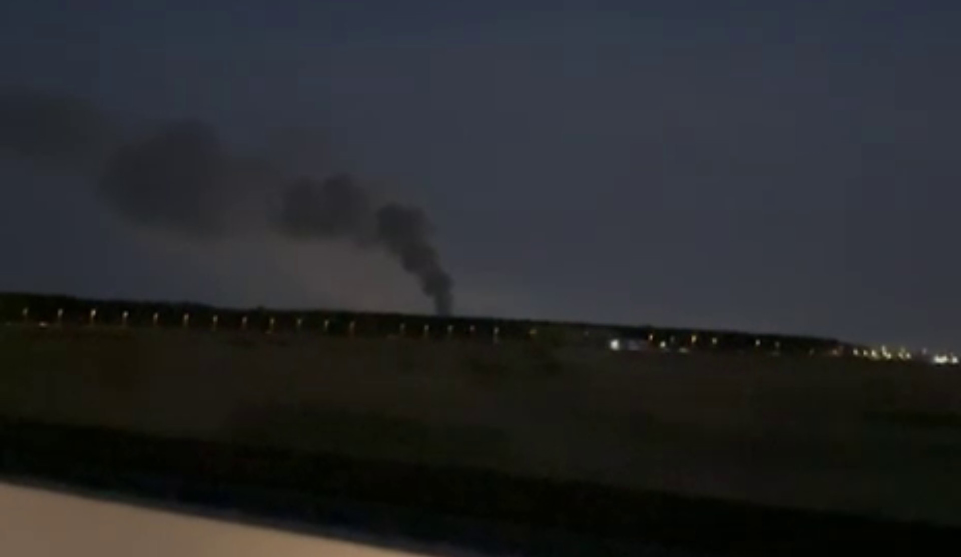 Incendiu de amploare la depozitul „Dragonul Roșu” din București. Flăcările au cuprins 2.000 mp