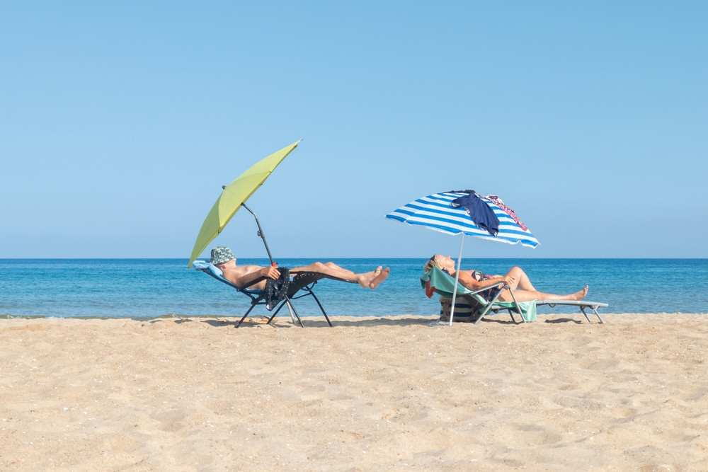 Doi turiști au fost amendați drastic după ce au fost prinși rezervându-și loc pe o plajă de lângă Valencia înainte de ora 8