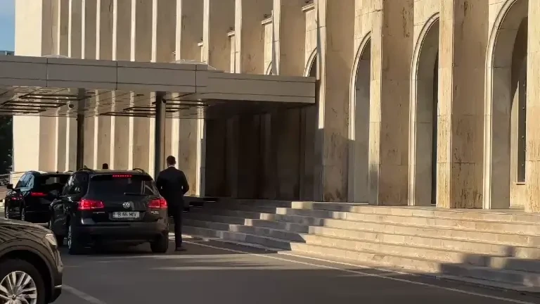 Surse: Președintele Nicușor Dan a discutat cu Ilie Bolojan și Sorin Grindeanu, care aveau o ședință a coaliției de guvernare