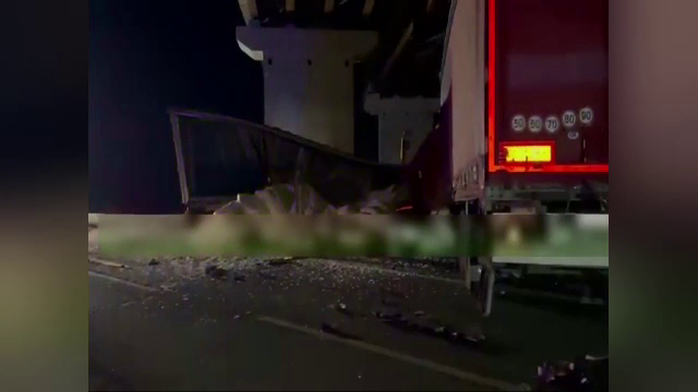 Cauciucul unui camion care transporta substanțe periculoase a explodat pe „Drumul Morții”. Un șofer ucrainean a murit