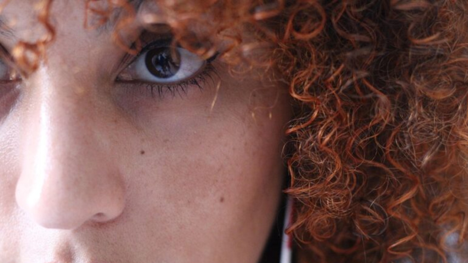 De ce este mai bună crema cu protecție solară colorată decât cea obișnuită