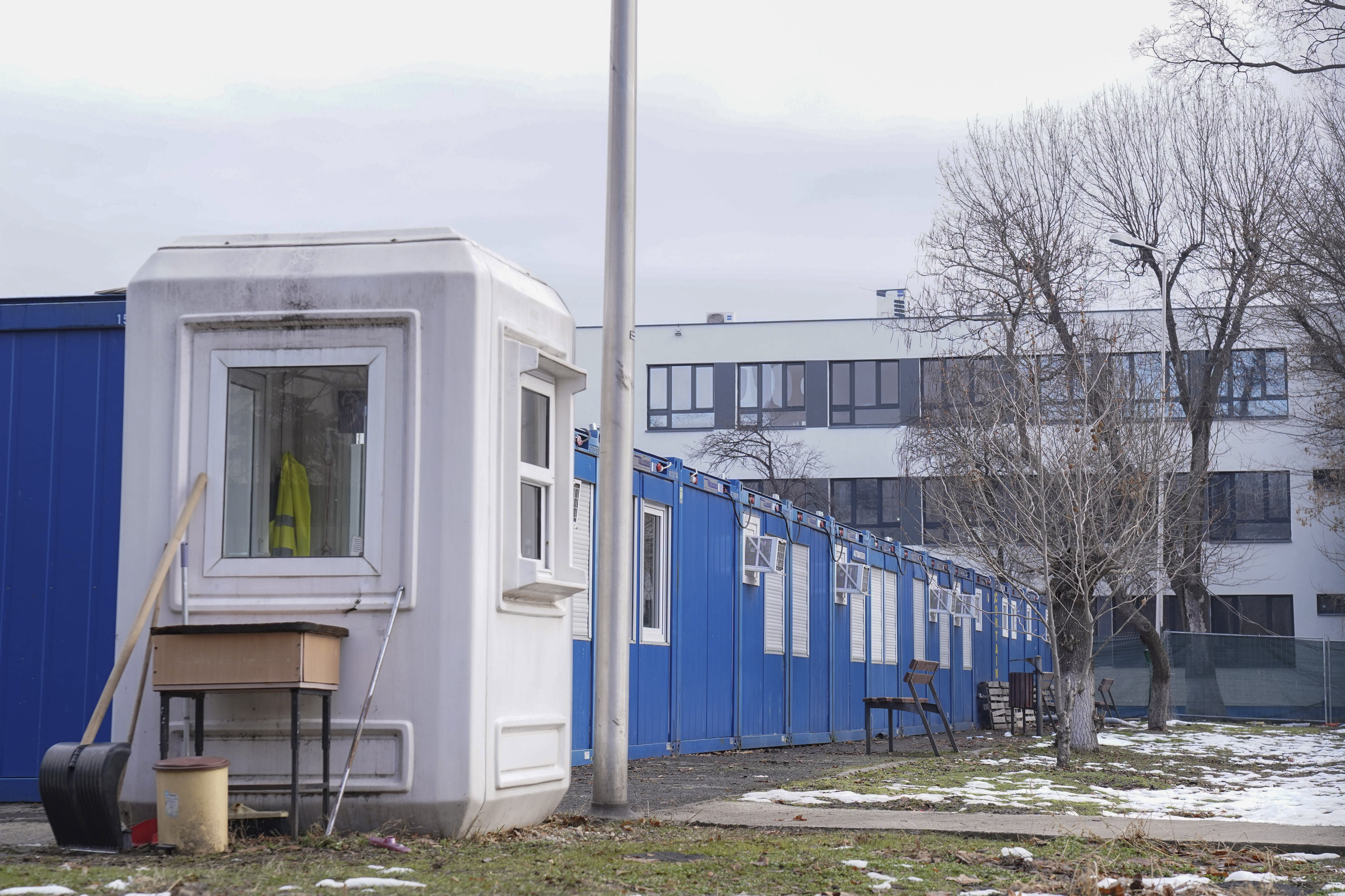 "România educată". 400 de elevi, şcolari şi preşcolari vor începe școala în containere, pentru că nu mai sunt locuri în clase