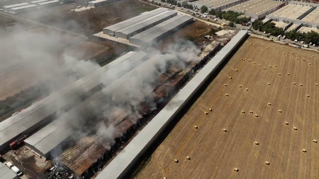 Depozitul „Dragonul Roșu” încă arde mocnit, după 18 ore. Nivelul de poluare depășește și de patru ori limita, în Capitală