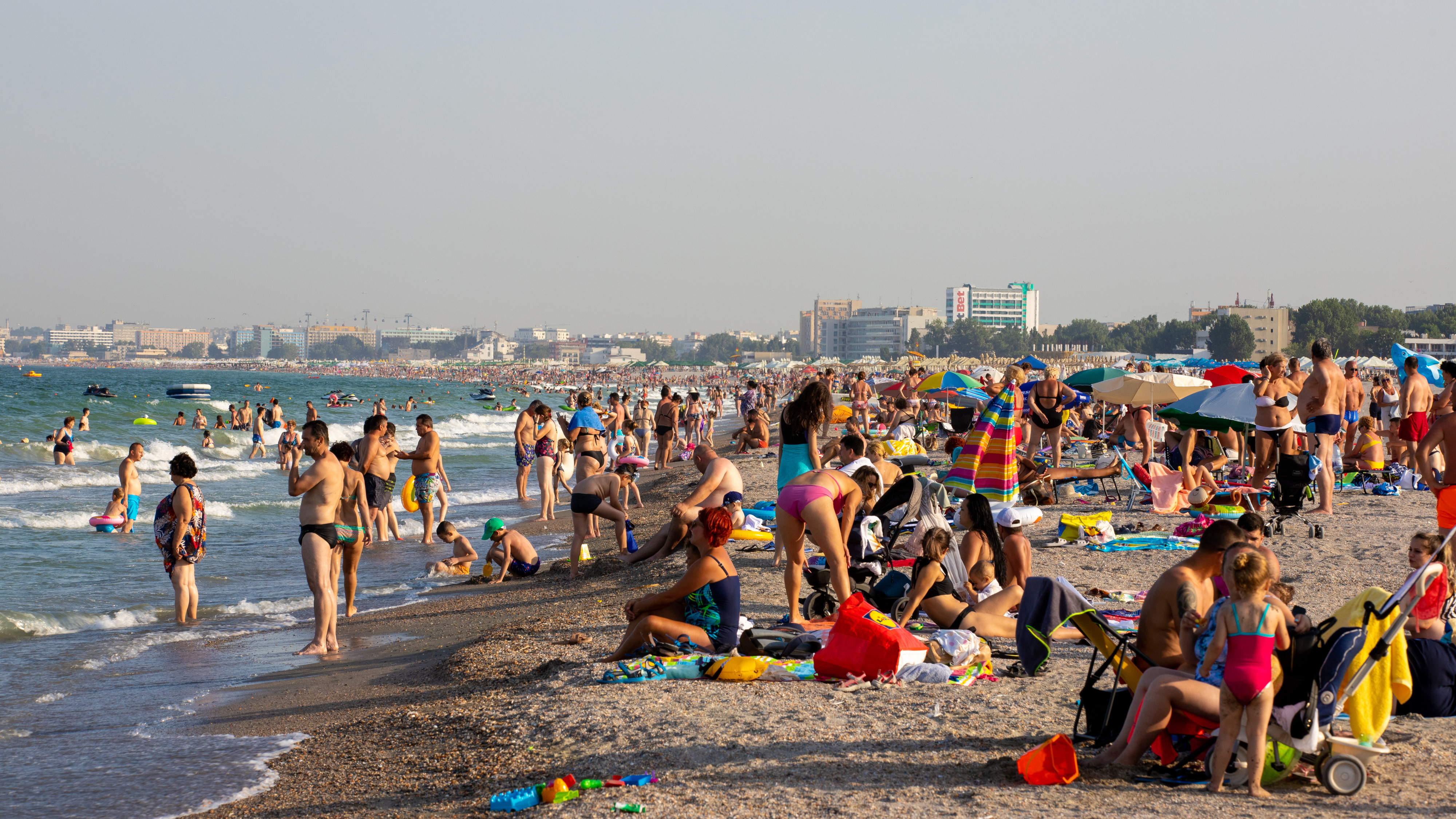 Vremea azi, 28 august. Soare și cer senin în aproape toată țara, maxime de 35 de grade în vest și doar 26 pe litoral