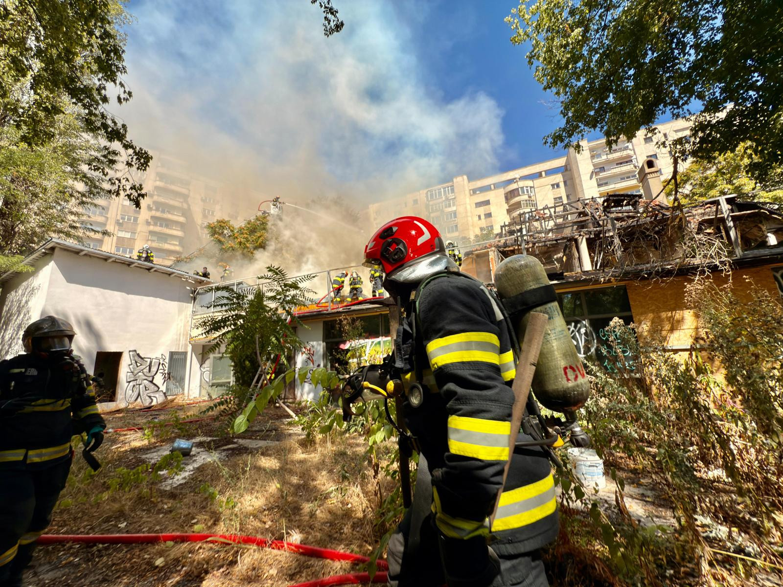 Incendiu puternic în centrul Bucureștiului, la un fost restaurant. A fost emis mesaj RO-Alert. VIDEO