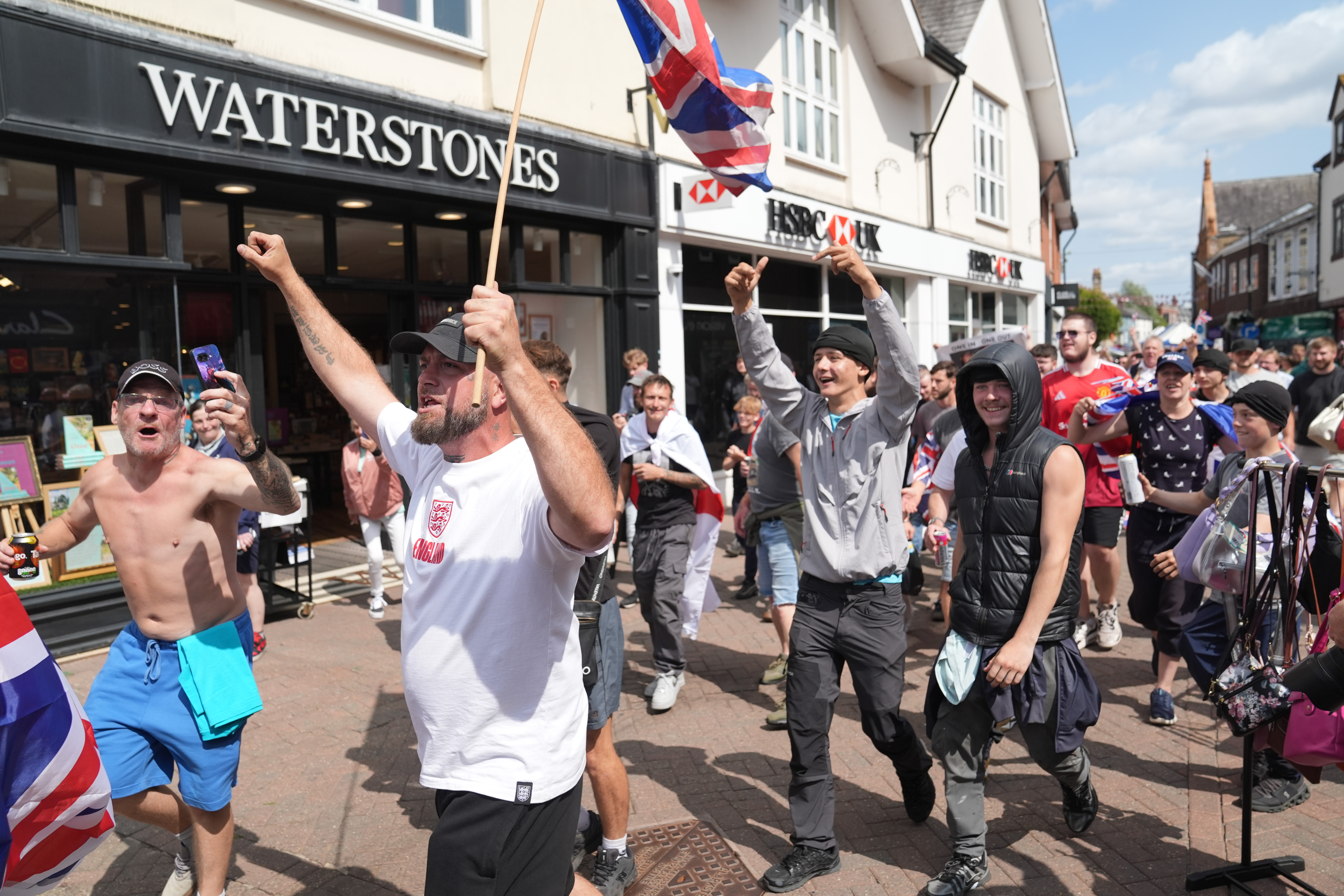 Doi azilanți, arestați pentru violul unei adolescente de 12 ani, au pledat „nevinovat”. Ample proteste de stradă în UK