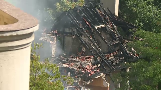 Au ars din nou ruinele restaurantului „Mărul de Aur”, clădirea Principesei Elisabeta. Incendierea voită este o ipoteză