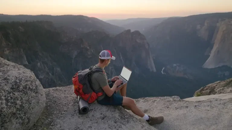 (P) Cum se deconectează românii de la muncă: doar 28% reușesc să rupă total legătura cu munca în vacanță