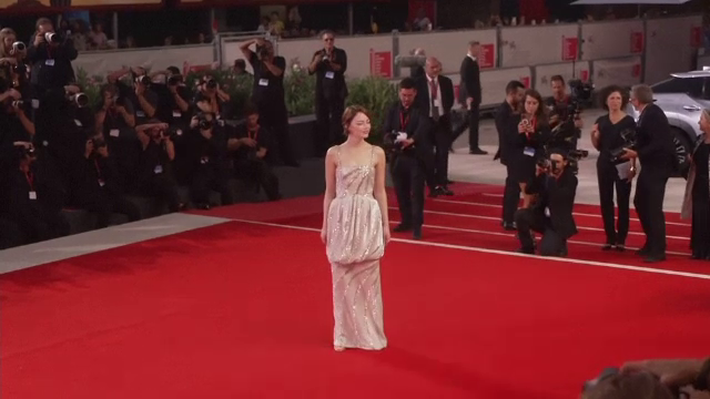 Emma Stone și George Clooney au cucerit Veneția. A doua seară a Festivalului de Film, marcată de momente speciale