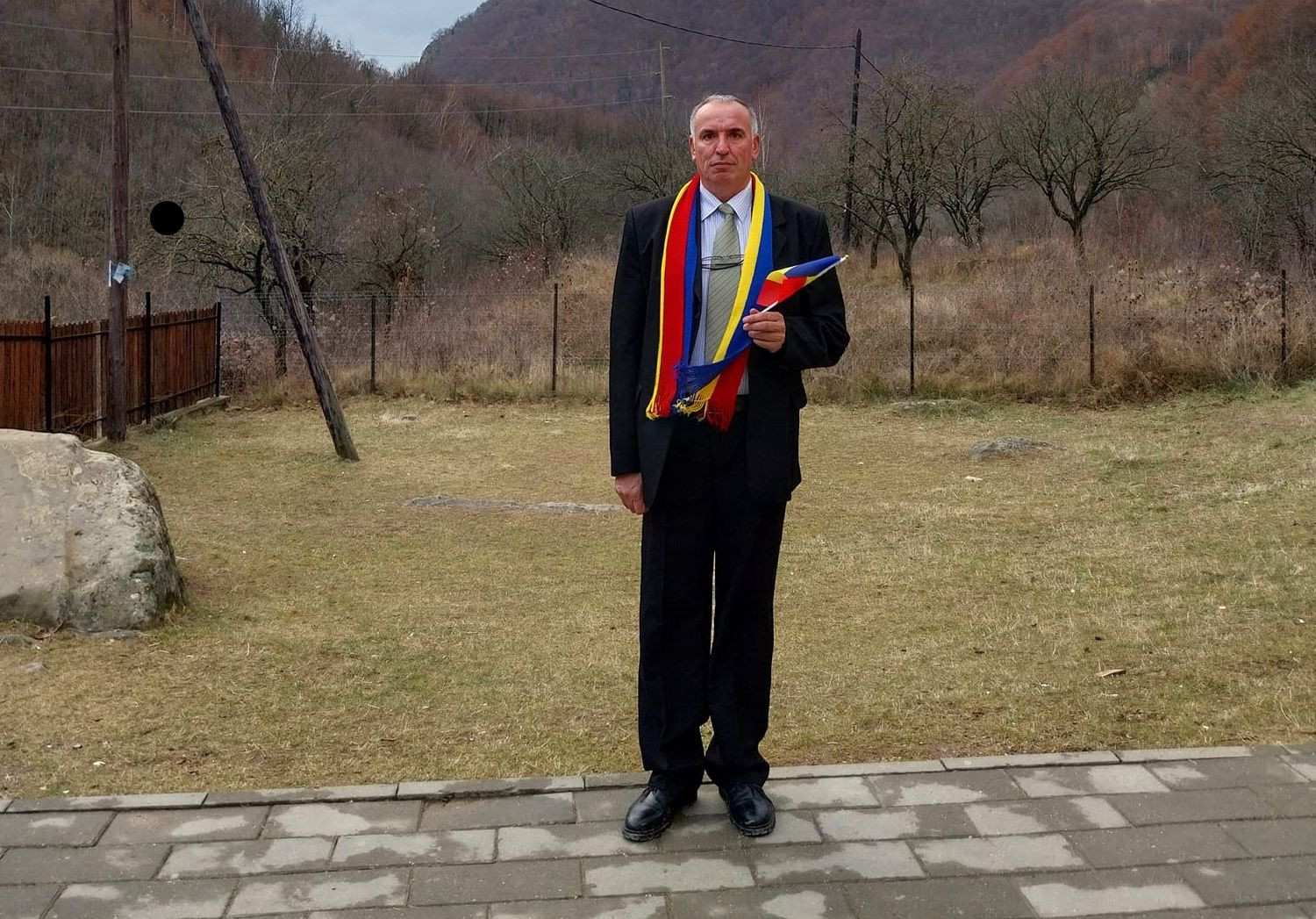 Viceprimarul care își ține audiențele pe o bancă în curtea primăriei. Primarul l-a trimis la căminul cultural