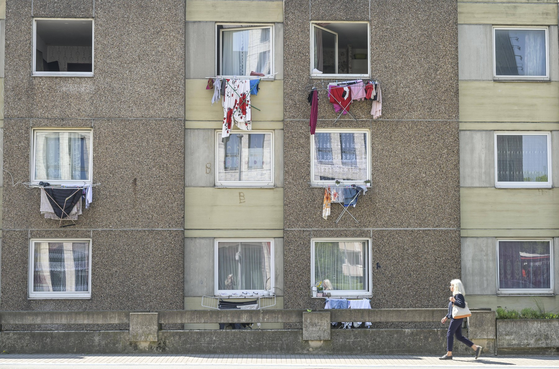 Românii care trăiesc în “blocul groazei” din Germania, unde locuitorii „pescuiesc” șobolani. „Vrem doar să plecăm de aici”