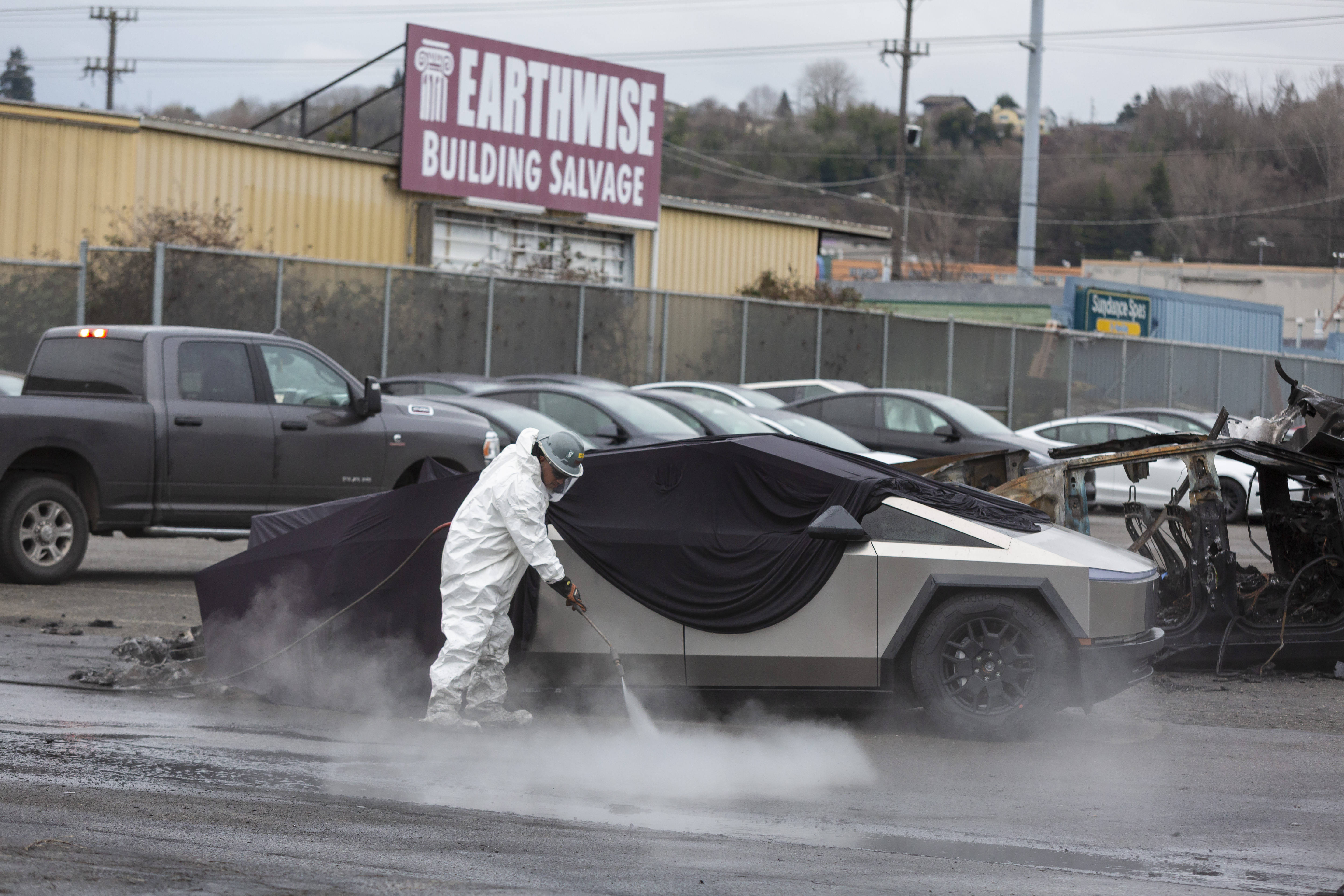 Tesla și Elon Musk, dați în judecată de familia primului proprietar de Cybertruck ars de viu în mașină, la 4.700 de grade