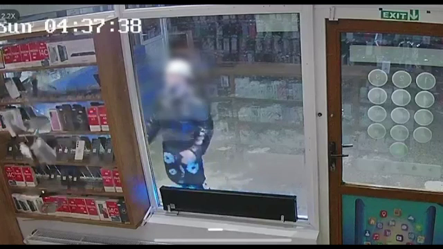 Un tânăr din Alexandria a spart un magazin de telefoane mobile apoi s-a lăudat cu asta pe TikTok: ”Ia uitați-vă ce am făcut!”