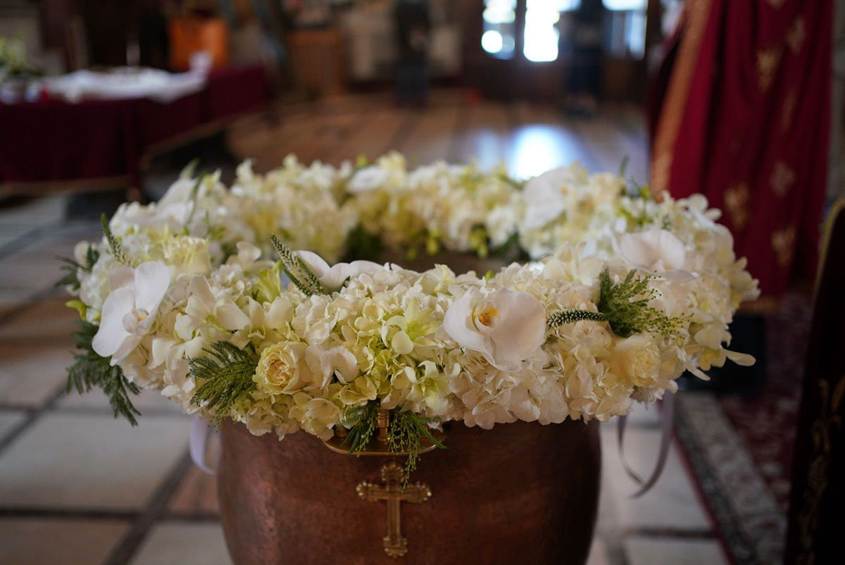 (P) Florile și accesoriile care dau farmec decorului cristelniței pentru botez