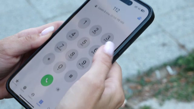 O femeie din Neamţ a sunat la 112 și a spus că a fost înjunghiată de soţ. Polițiștii au venit și au amendat-o pe ea