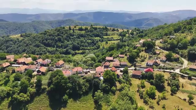 Un colț de rai din România, „uitat” de autorități, atrage turiști din toată lumea. Tradițiile încă dau viață locului