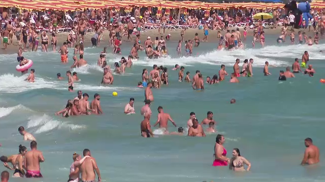 Românii au umplut litoralul și în ultimele zile de vară. Plajele sunt pline ca în vârf de sezon