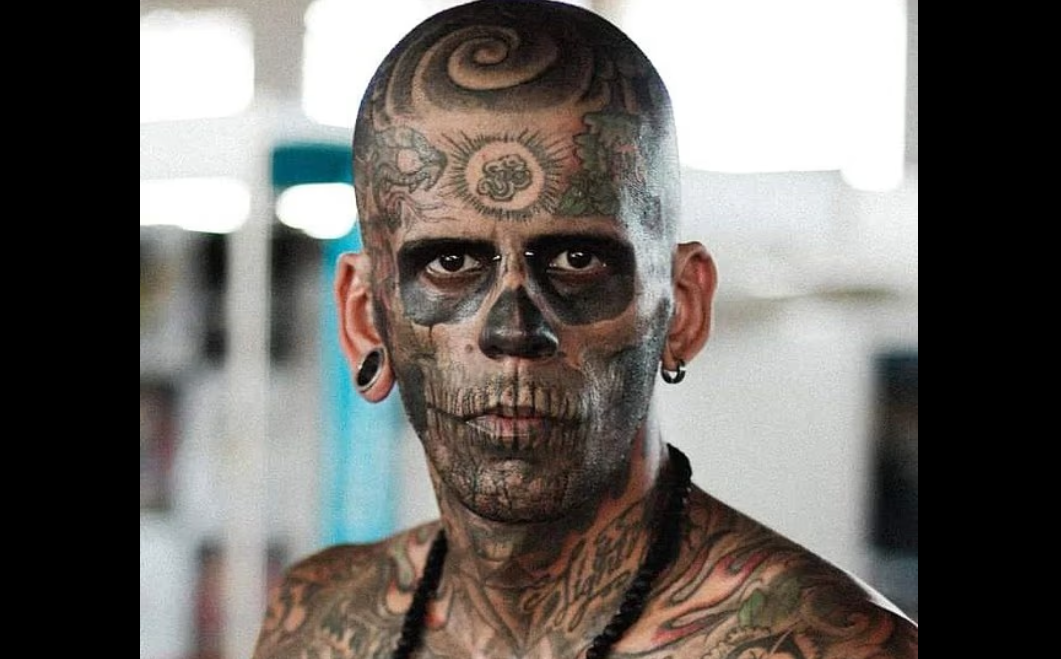 Un bărbat care și-a tatuat 95% din corp dezvăluie cum arată după cinci intervenții de îndepărtare a tatuajelor. FOTO