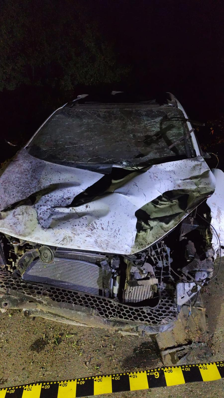 Un tânăr de 22 de ani a murit după ce a făcut accident cu mașina, fără să aibă permis de conducere. O tânără a fost rănită