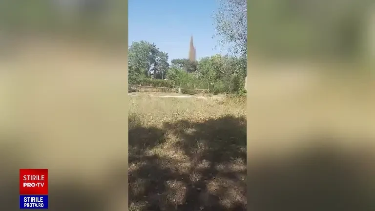 Un crater imens s-a format în Amara, după ce o pungă de gaze a fost atinsă în timpul forărilor pentru o fântână