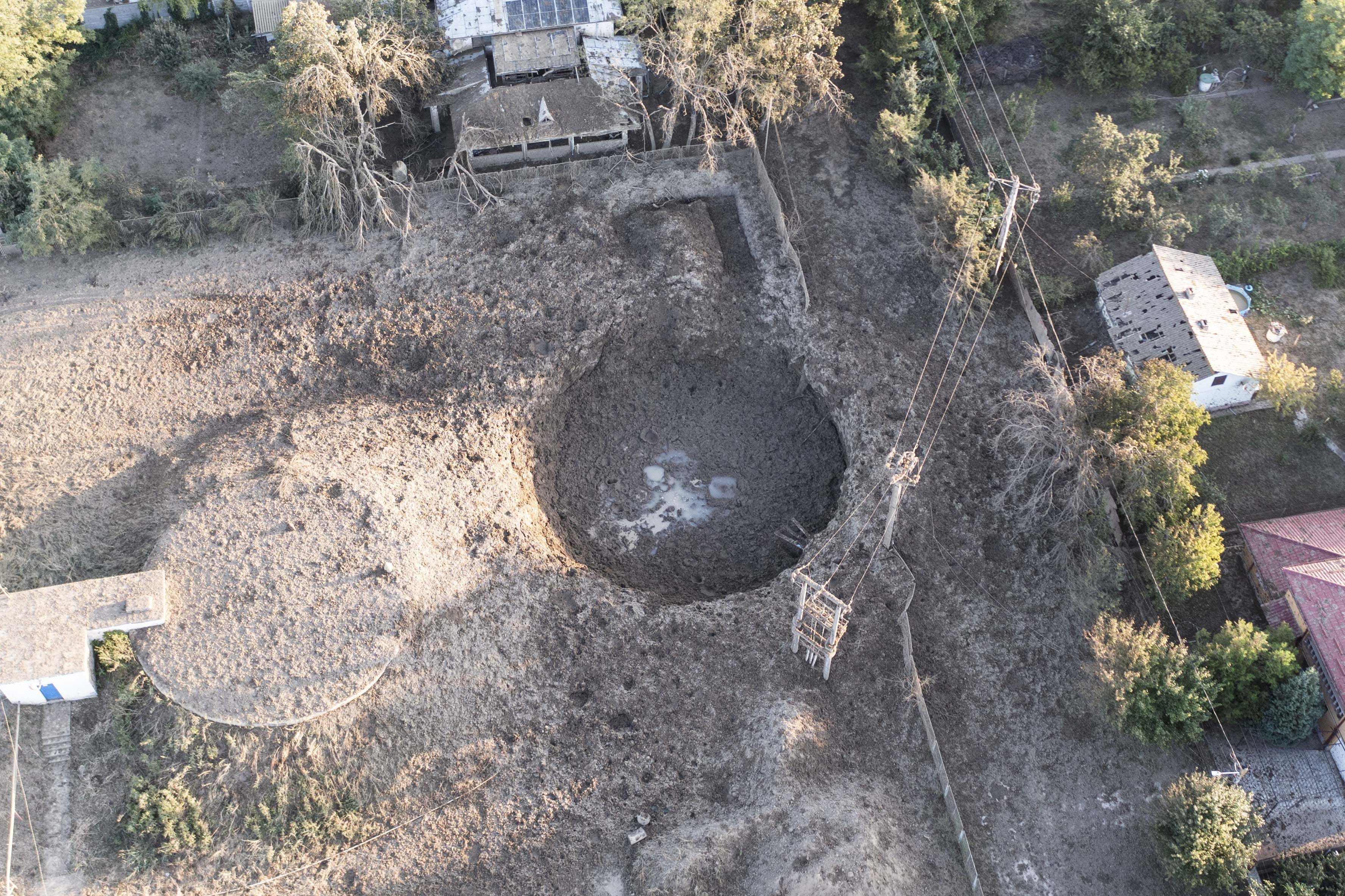 Primele imagini ale craterului perfect rotund lăsat de uriașa explozie de la Amara. ”Fugiți! Dați-vă înapoi!” | FOTO